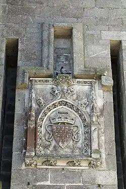 Blason de la ville de Guérande ornant la porte Saint-Michel : d'argent à quinze mouchetures d'hermine de sable posées 5, 4, 3, 2 et 1, l'écu timbré d'une couronne de duc et entouré d'une cordelière.