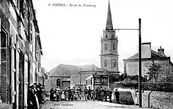 Le bourg de Guidel vers 1920 : l'arrêt du tramway.