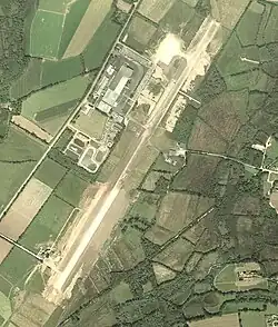 Aérodrome de Guiscriff le 16 juin 2000 fermée à la circulation à la suite du rallongement de la piste à 1 500 mètres et construction nouvelle aire de stationnement côté usine à Keranna.