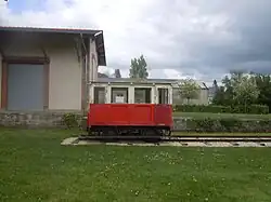 Draisine stationnée devant l'ancienne gare de Guiscriff.