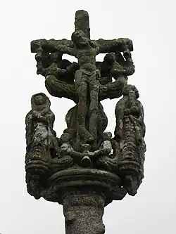 Partie sommitale du calvaire (Christ en Croix entre la Vierge et saint Jean l'Évangéliste.