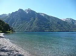 Vue du lac Gutiérrez. Ses rives sont recouvertes d'un beau manteau forestier. Il s'allonge du sud-sud-ouest vers le nord sur quelque 8&nbsp;kilomètres, dans une vallée d'origine glaciaire entourée par les monts du Cerro Otto, du Cerro Catedral (2&nbsp;405&nbsp;mètres d'altitude) et du Cerro de la Ventana.