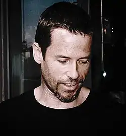 Guy Pearce(Dr Bruce Laraby)