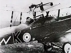 Gwilym Hugh Lewis aux commandes de son appareil, de 3/4 dos.