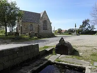 La fontaine, le calvaire et la chapelle du Christ.