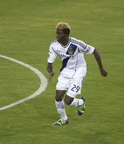 Un joueur sur ses appuis sur un terrain de football.