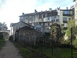 Immeubles au pied du château.