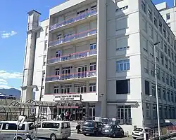 Photographie en couleurs montrant l'entrée d'un hôpital.