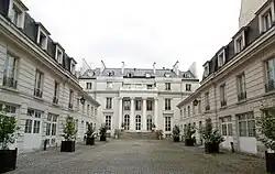 Cour et façade du pavillon.