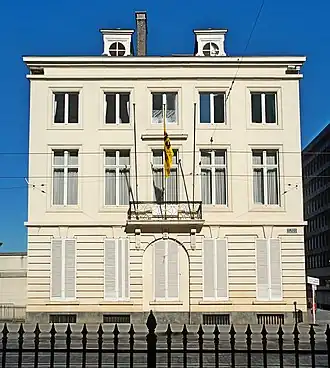 La façade de la rue Royale.