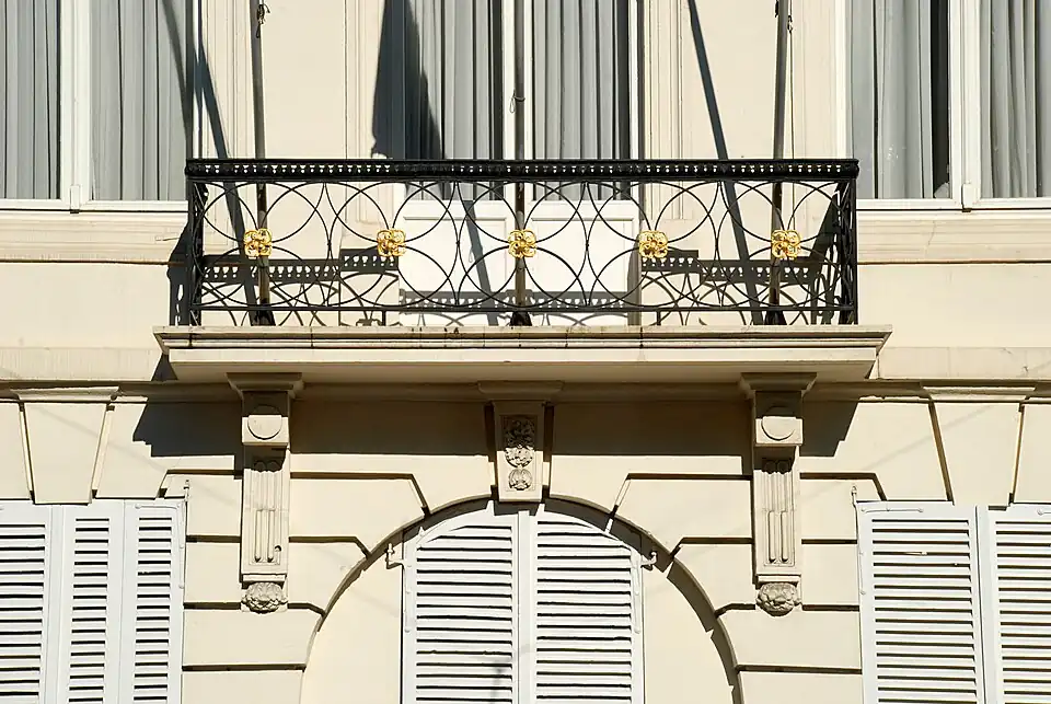 Le balcon surplombant la rue Royale.