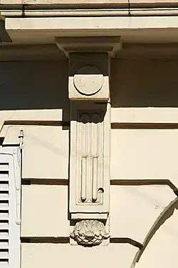 Console à cannelures et rudentures.