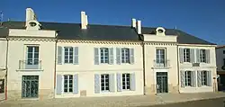 L'hôtel vu de la place d'Armes de Noirmoutier-en-l'Île.