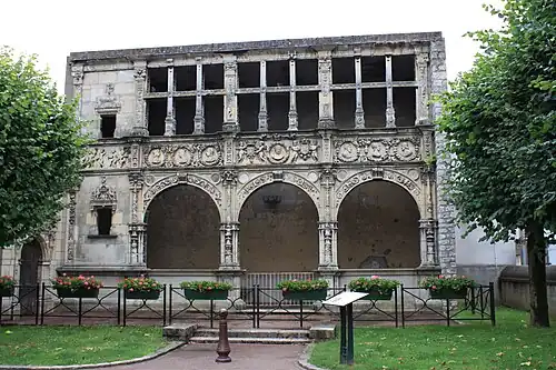 La façade de la maison remontée dans la cour de l'hôtel de ville de Moret.
