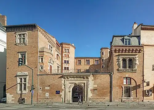 Hôtel du Vieux-Raisin à Toulouse (XVIe&nbsp;siècle). La pierre est utilisée en complément pour les décorations des fenêtres.