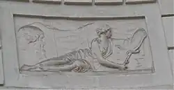 Bas relief (bâtiment sur rue dans la cour).