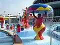 Piscine à bord : ici le bassin pour enfants avec sculptures-fontaines colorées.