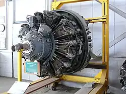 moteur en exposition sur un chariot.