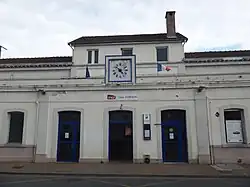 Vue de face sur l'entrée de la gare