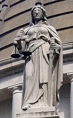 Statue de Thémis sur le fronton du bâtiment du Conseil élgislatif.