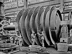 Ouvriers travaillant sur la turbine