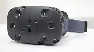 Casque de réalité virtuelle, de couleur noire, avec une visière opaque.