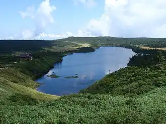 Vue de l'étang Hachiman au sommet.