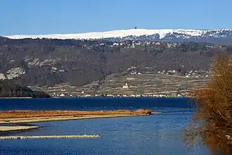 Le Chasseral vu depuis le canal de Hagneck et le lac de Bienne.