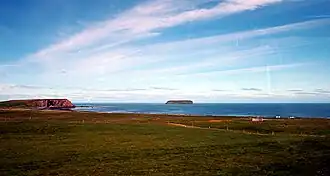 Paysage côtier de la péninsule avec la petite île de Lundey.