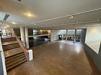 Hall des salles publiques.