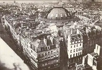 La halle au blé dans son tissu urbain vers 1885, juste avant sa réhabilitation.
