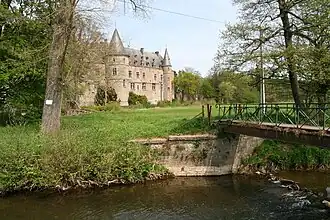 Façade arrière et vue de l'Eau-d'Heure.