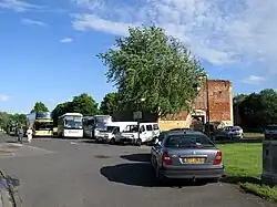 Tour d'entrée et parking du château.
