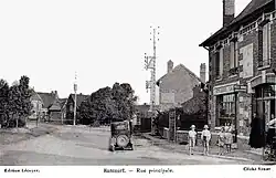 Village reconstruit vers 1935, avec le café de la place.