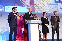 Un groupe de personnes derrière un pupitre