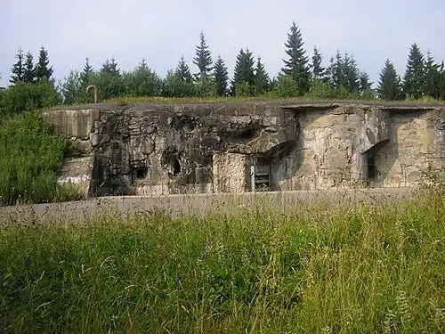 Vue partielle du bloc R-S 79&nbsp;(cs) de l'ouvrage de Hanicka&nbsp;(cs) (Herrenfeld pour les Allemands), une casemate d'artillerie pour trois obusiers de 100&nbsp;mm.