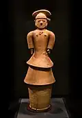 Haniwa de femme en grande tenue, VIe&nbsp;siècle, Tokyo National Museum.