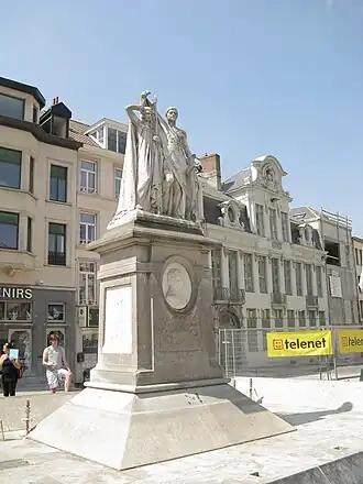 Monument Willems (1899) à Gand, par le statuaire Isidore De Rudder ; le piédestal est conçu par Hankar