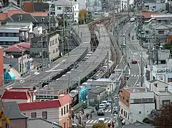 Photographie sur-élevée montrant la gare de Minoo et les voies de chemin de fer sortant de ce terminus