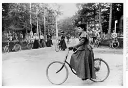 Hannah Maynard à vélo. c. 1892