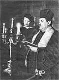 Allumage des bougies de Hanoukka selon un rite réformé (non-orthodoxe), photo parue dans le journal « Khvylya », décembre 1932