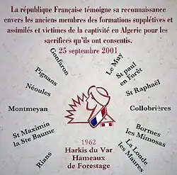 Plaque mémorielle des harkis au sud du village.