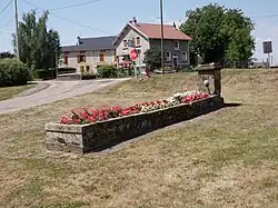 Ancienne fontaine du Ménil, au chemin des Feignes.
