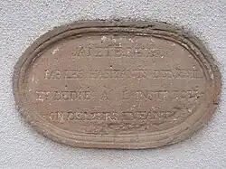 Pierre taillée de l'ancienne école du Ménil (1878).