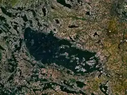 Vue satellitaire du Harz, mettant en évidence l'unité du massif et de sa forêt sur sa moitié ouest, préservée par le relief plus aigu et des sols pauvres et acides, sensibles à l'érosion (ces sols sont riches en biodiversité, mais agronomiquement médiocres). L'image montre aussi une fragmentation écologique en « mitage » de la partie est, et une insularisation écologique de l'ensemble du massif liée aux défrichements périphériques.