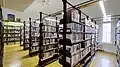 Les rayonnages du fonds documentaire.