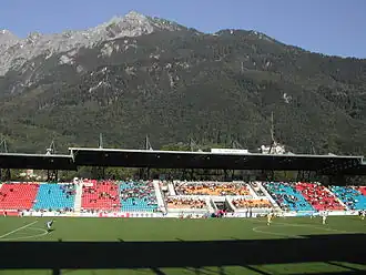 Tribune avec une montagne en fond