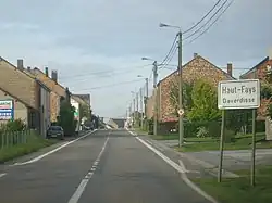 Route avec bâtiments.