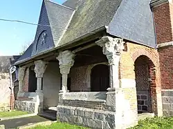 Le porche et ses chapiteaux.