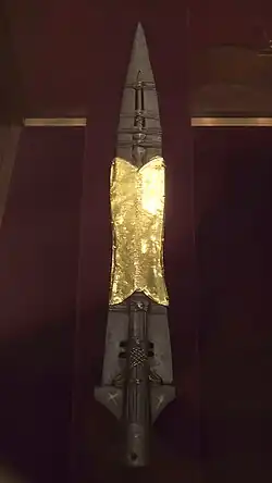 Sainte Lance : une petite tige de fer a été insérée dans le fer de lance et maintenue par des fils d'argent et était considéré selon la tradition comme un des clous de la crucifixion de Jésus